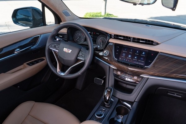 Раз, два, три &ndash; лампочка, гори! Первый тест-драйв Cadillac XT6