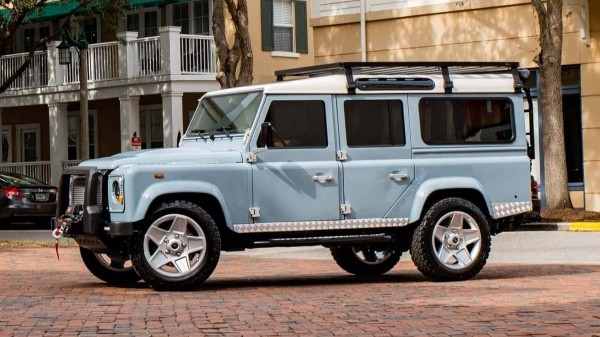 Классический Land Rover Defender &laquo;поженили&raquo; с Tesla. Как тебе такое, Илон Маск?