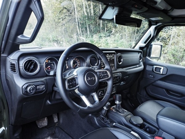 Много лет тому вперед: новый Jeep Wrangler против Wrangler TJ 1997