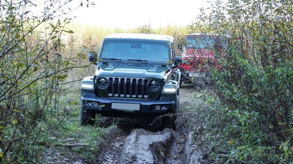 Много лет тому вперед: новый Jeep Wrangler против Wrangler TJ 1997