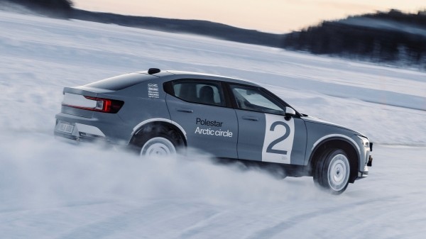 Зимний Polestar 2 Arctic Circle: увеличенный клиренс, защита днища и карбоновая лопата
