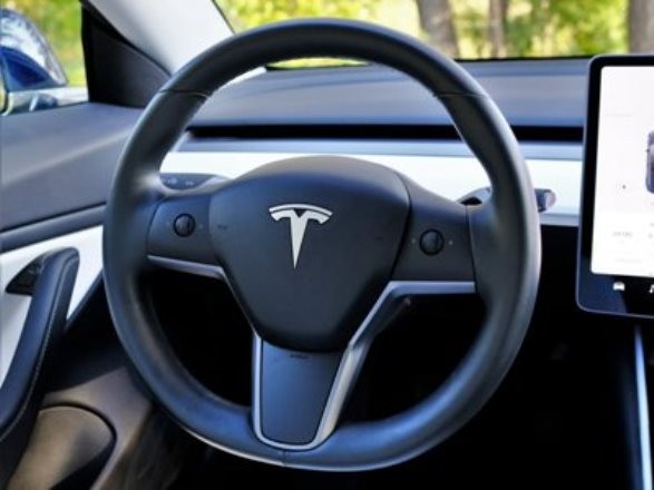 Автомобили Tesla начали тормозить без причины Автомобили Tesla начали тормозить без причины