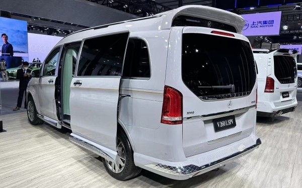 Mercedes-Benz V-класса в китайском тюнинге: гигантский &laquo;гриль&raquo;, красное знамя и мрамор