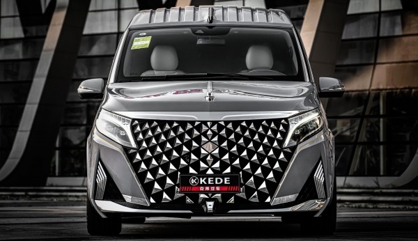 Mercedes-Benz V-класса в китайском тюнинге: гигантский &laquo;гриль&raquo;, красное знамя и мрамор