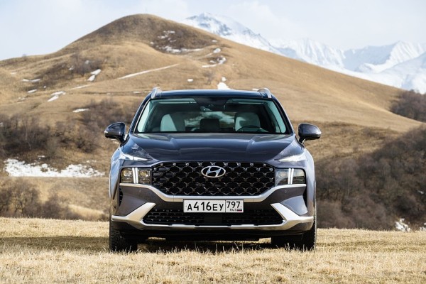 Geely Monjaro или Hyundai Santa Fe: что и как выгоднее купить и обслуживать