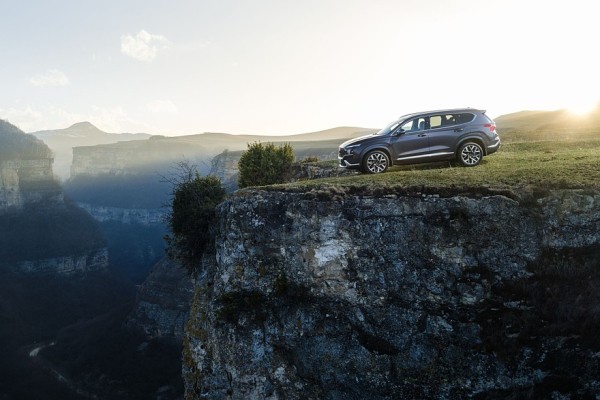 Geely Monjaro или Hyundai Santa Fe: что и как выгоднее купить и обслуживать