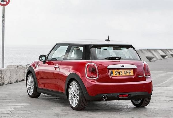 Mini Cooper — бойкая малолитражка в стиле «Ретро» Mini Cooper — бойкая малолитражка в стиле «Ретро»