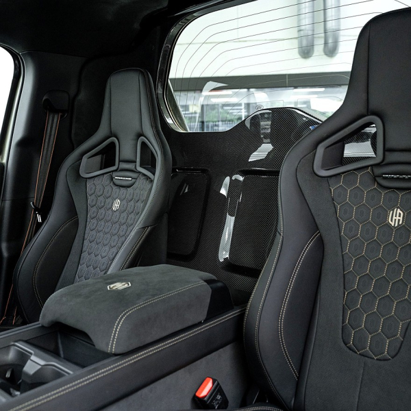 Urban Automotive сделала крутой карбоновый пикап на базе Land Rover Defender 110