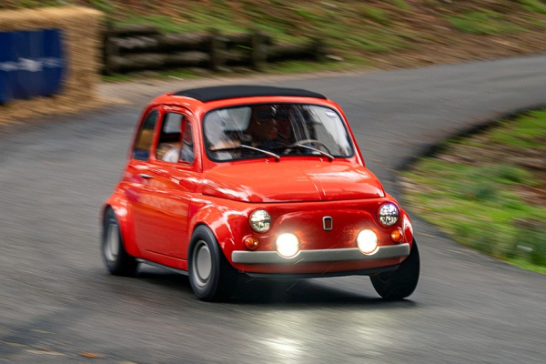 Старый Fiat 500, простоявший 25 лет в сарае, превратился в изысканный рестомод Scattante